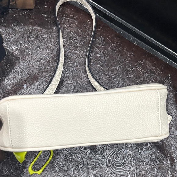 Gino Valentini Chic Cream Shoulder Bag with Chain Strap - Picture 6 of 11